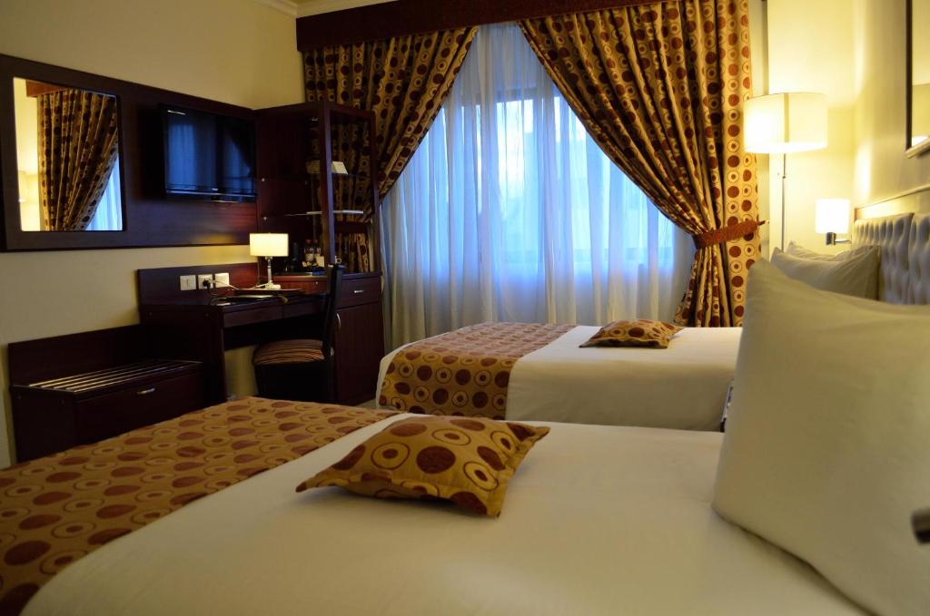Postel nebo postele na pokoji v ubytování Larsa Hotel