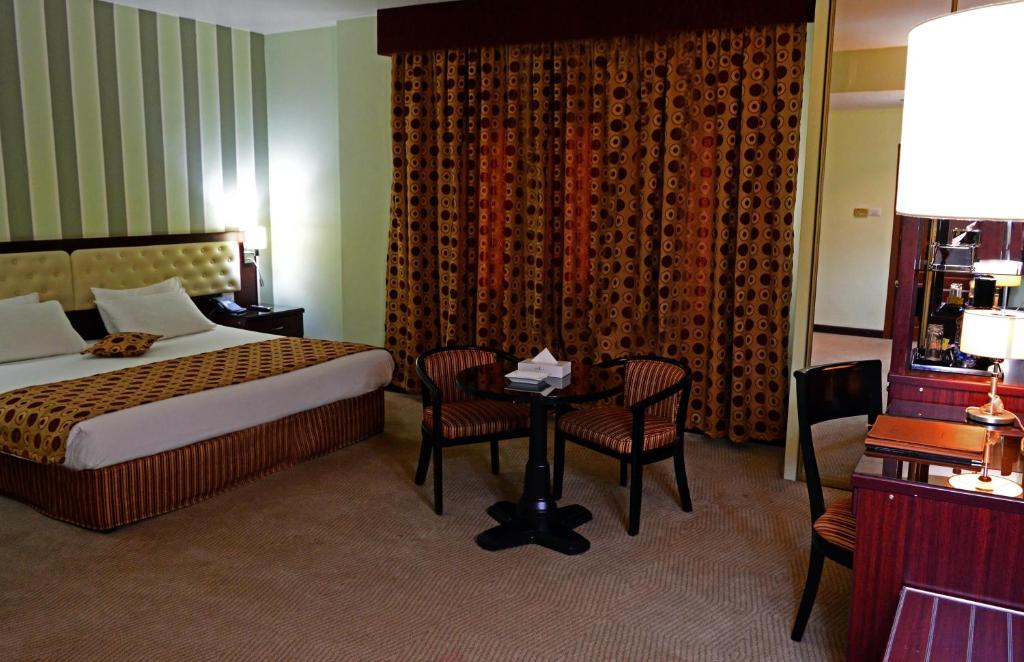 Postel nebo postele na pokoji v ubytování Larsa Hotel