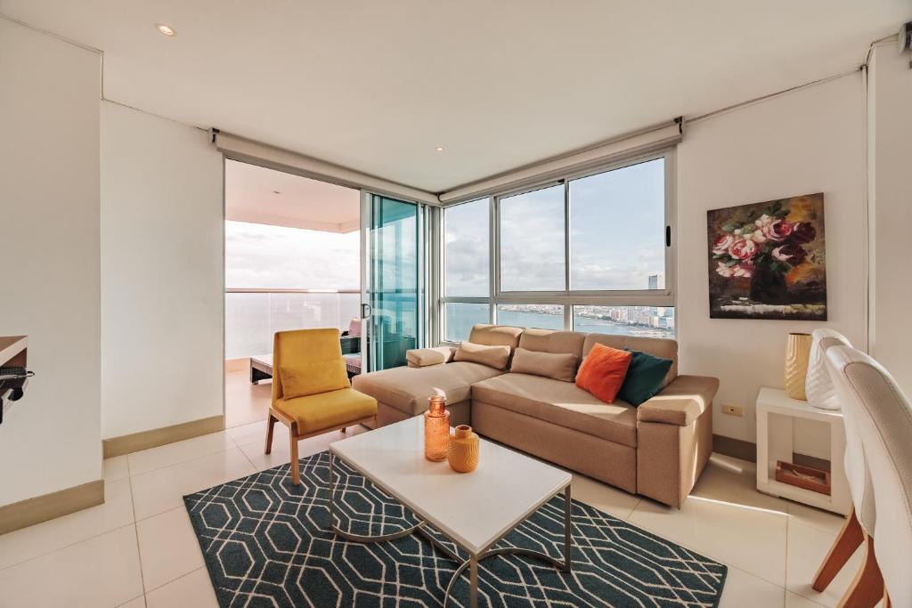 een woonkamer met een bank en een tafel bij Palmetto Beach by MOME in Cartagena