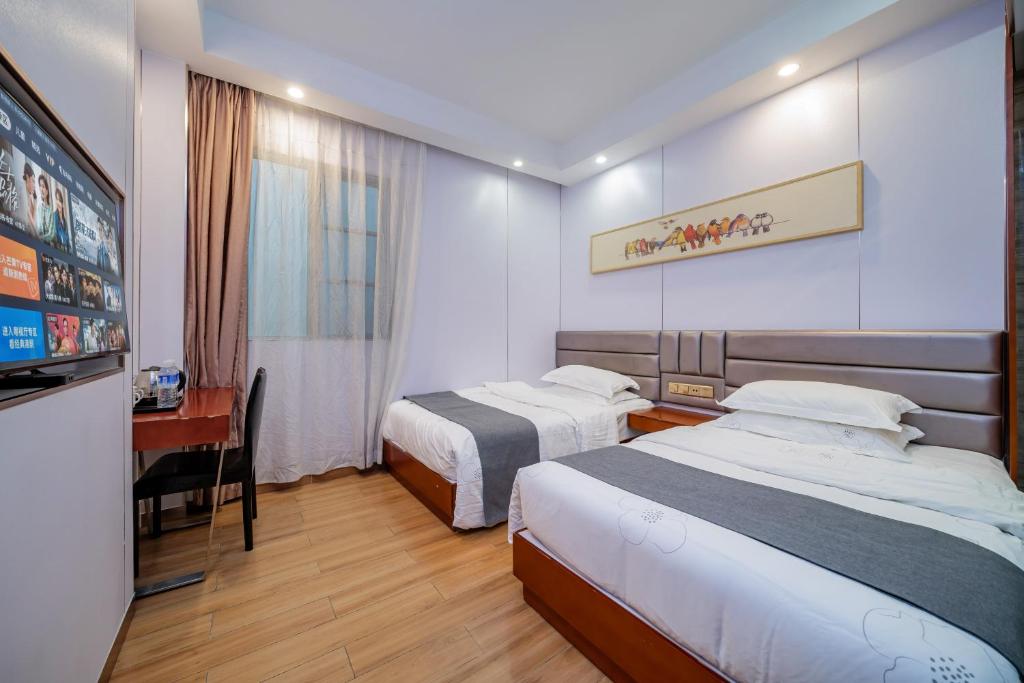 Postel nebo postele na pokoji v ubytování Iron Travel Hotel