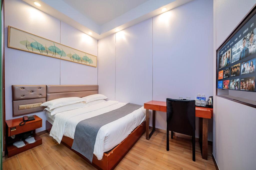 Postel nebo postele na pokoji v ubytování Iron Travel Hotel