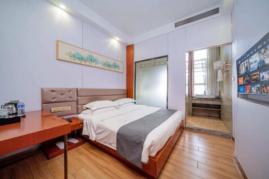 Postel nebo postele na pokoji v ubytování Iron Travel Hotel