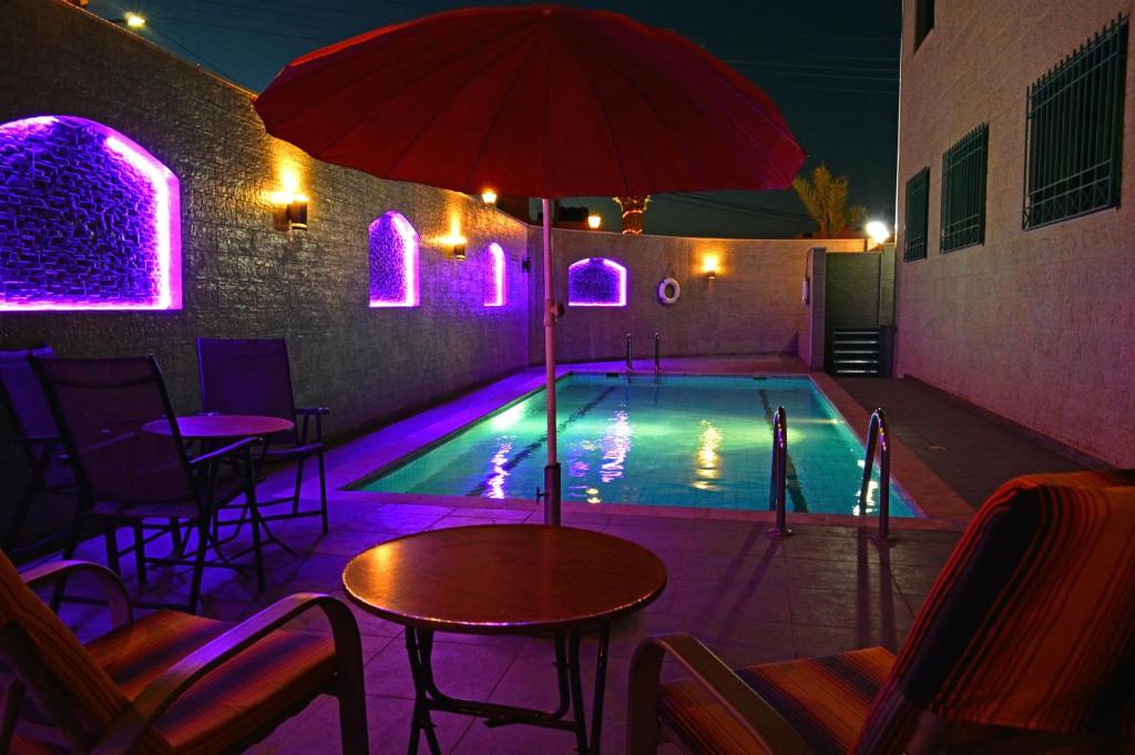 Bazén v ubytování Larsa Hotel nebo v jeho okolí
