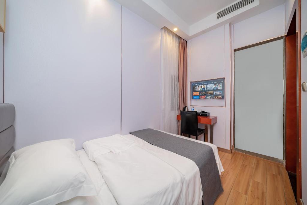 Postel nebo postele na pokoji v ubytování Iron Travel Hotel