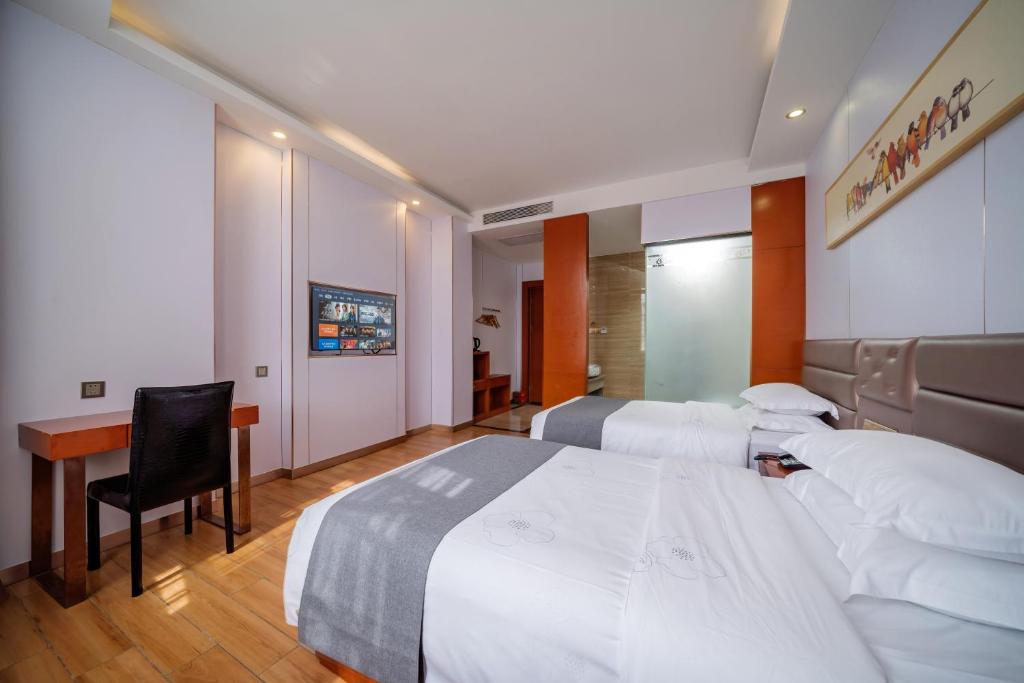 Postel nebo postele na pokoji v ubytování Iron Travel Hotel