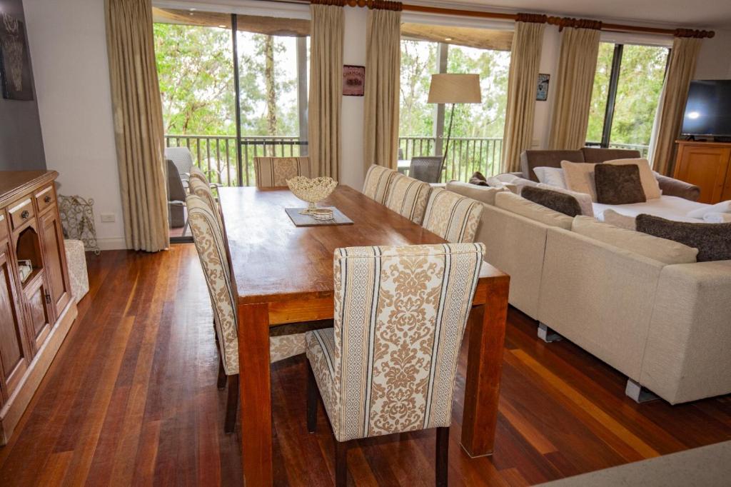 Posezení v ubytování VILLA DION - 3 Bedrooms situated in Cypress Lakes Resort