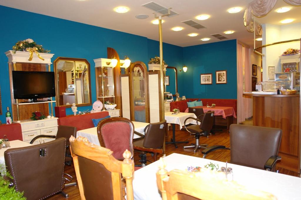 Televízia a/alebo spoločenská miestnosť v ubytovaní Hotel Garni Daniela Urich