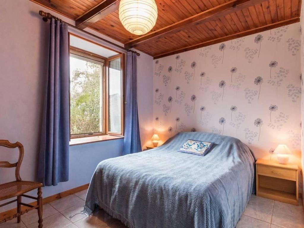 a bedroom with a bed and a window at Chambres avec salle d'eau privative, petit-déjeuner et terrasse à Melin - FR-1-583-289 in Melin