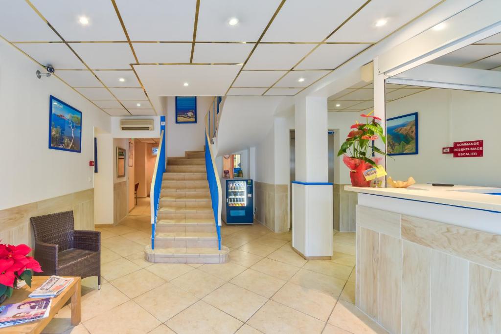 TV a/nebo společenská místnost v ubytování Hotel Provencal