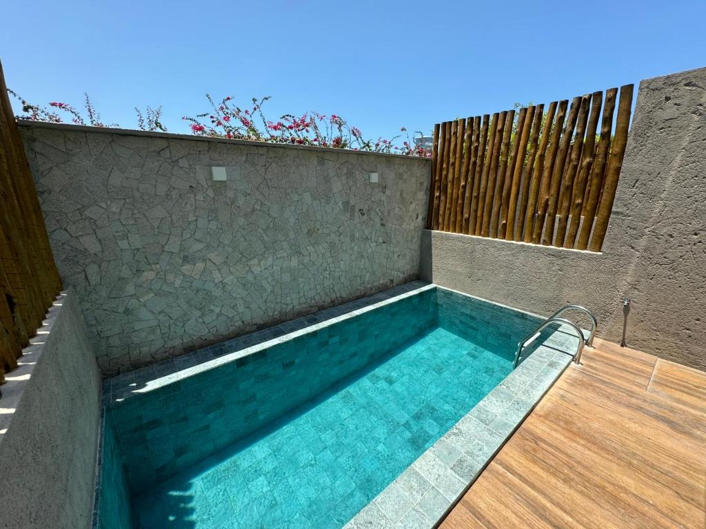a swimming pool on the side of a building at Casa com piscina pertinho da Praia l Milagres Hospedagens in Pôrto de Pedras