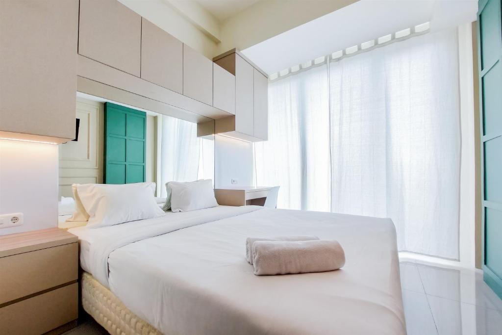 Ένα ή περισσότερα κρεβάτια σε δωμάτιο στο Cozy Stay Studio at Tree Park City BSD Apartment By Travelio