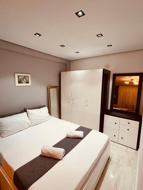 Un pat sau paturi într-o cameră la Apple apartment