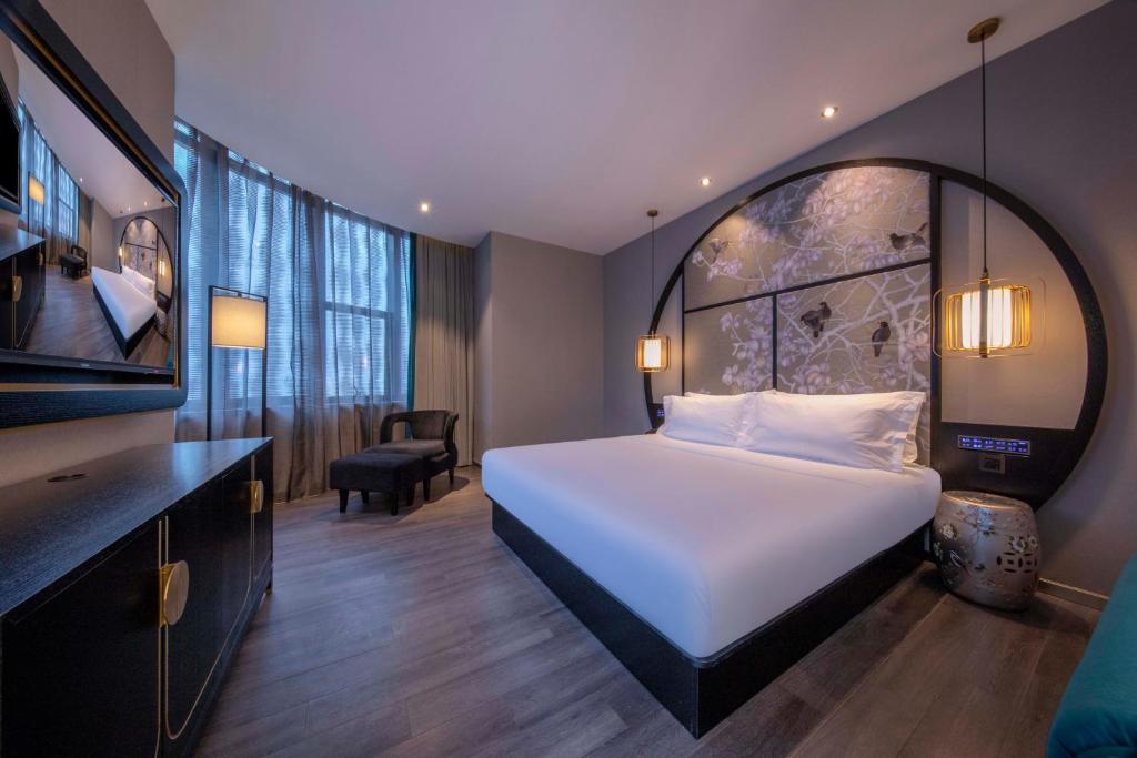 Postel nebo postele na pokoji v ubytování Crystal Hotel Shanghai Lujiazui Oriental Pearl Tower