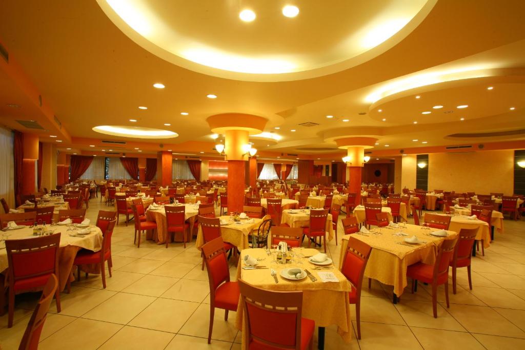 Restaurace v ubytování Hotel Club Astor