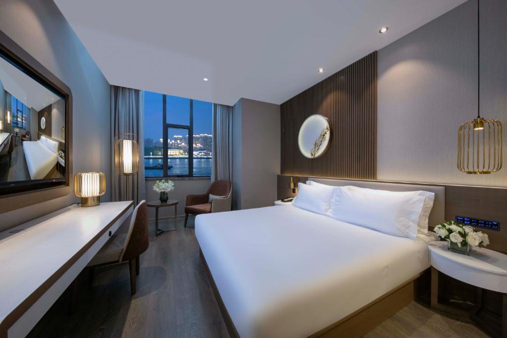 Postel nebo postele na pokoji v ubytování Crystal Hotel Shanghai Lujiazui Oriental Pearl Tower