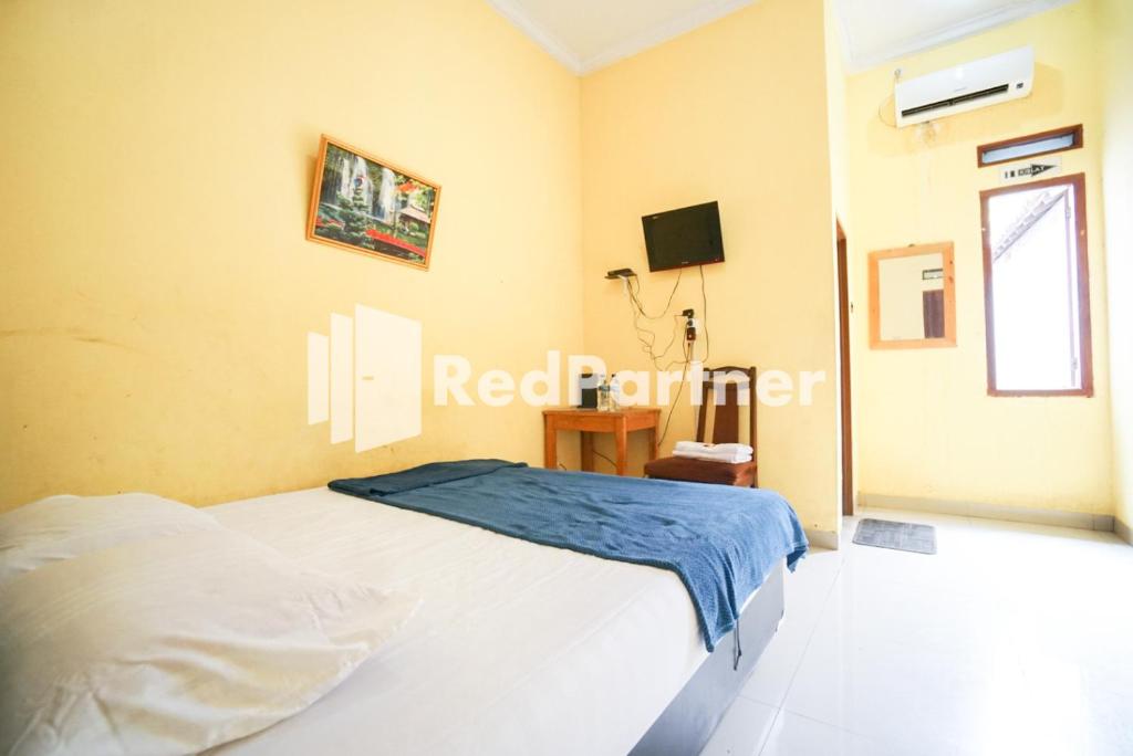 Postel nebo postele na pokoji v ubytování Surabaya Jaya Hotel near Soekarno Hatta Airport Redpartner