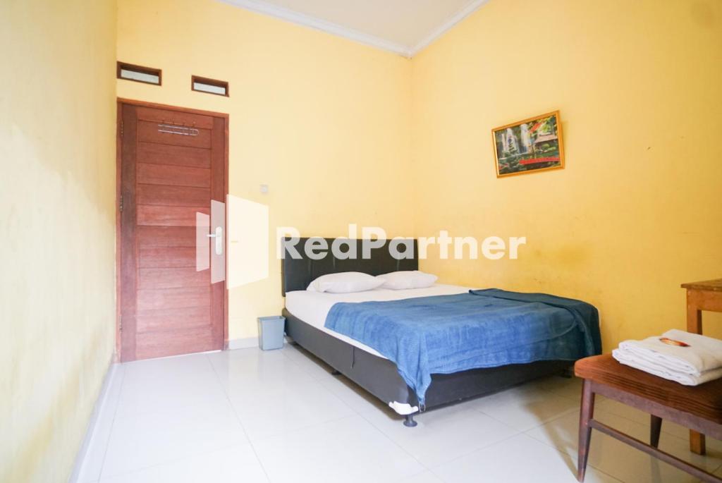 Postel nebo postele na pokoji v ubytování Surabaya Jaya Hotel near Soekarno Hatta Airport Redpartner