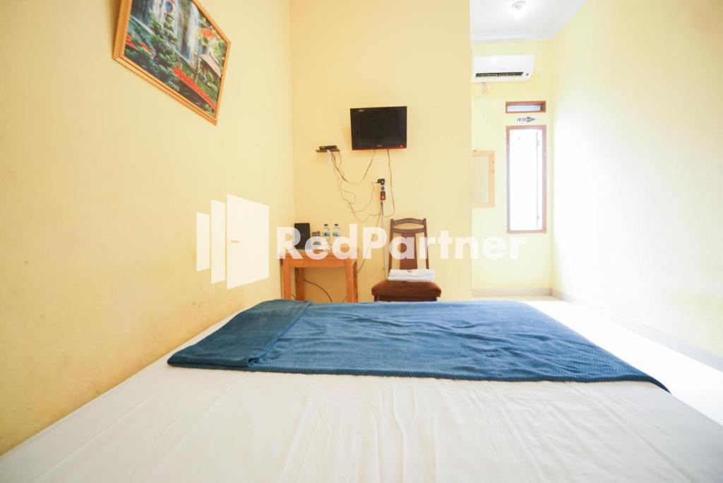 Postel nebo postele na pokoji v ubytování Surabaya Jaya Hotel near Soekarno Hatta Airport Redpartner