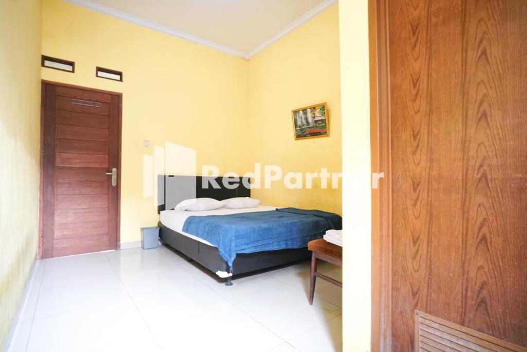 Postel nebo postele na pokoji v ubytování Surabaya Jaya Hotel near Soekarno Hatta Airport Redpartner