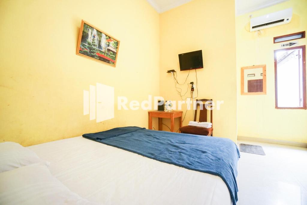Postel nebo postele na pokoji v ubytování Surabaya Jaya Hotel near Soekarno Hatta Airport Redpartner
