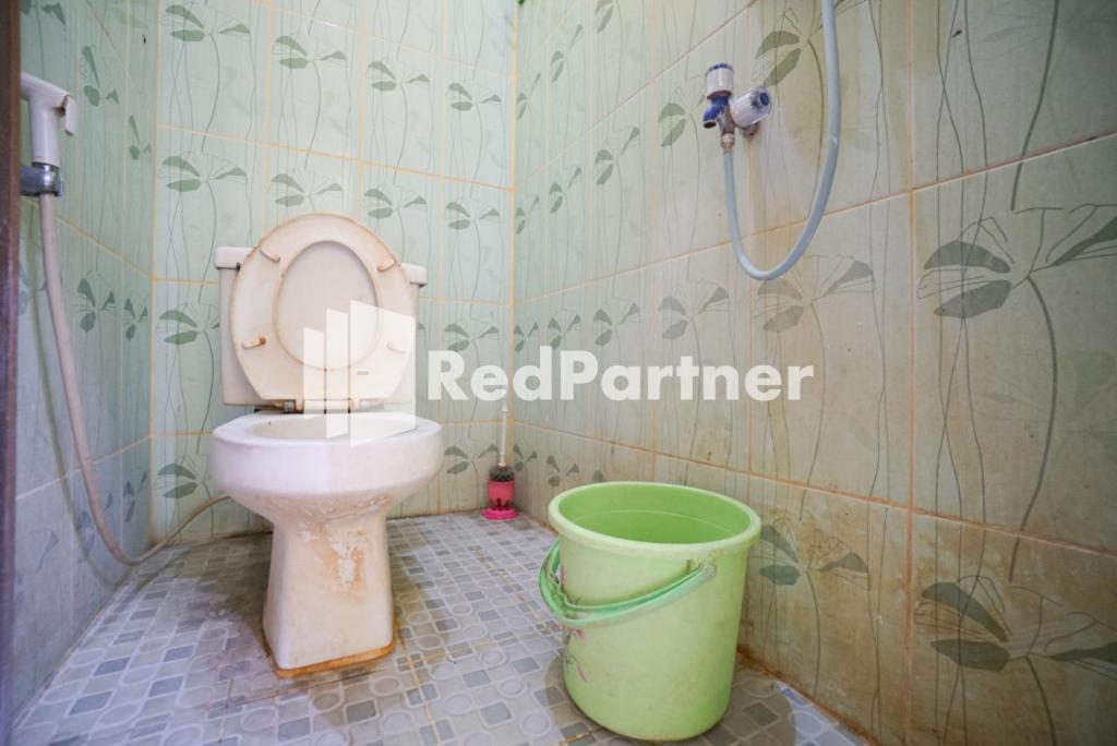 Koupelna v ubytování Surabaya Jaya Hotel near Soekarno Hatta Airport Redpartner