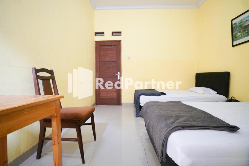 Postel nebo postele na pokoji v ubytování Surabaya Jaya Hotel near Soekarno Hatta Airport Redpartner