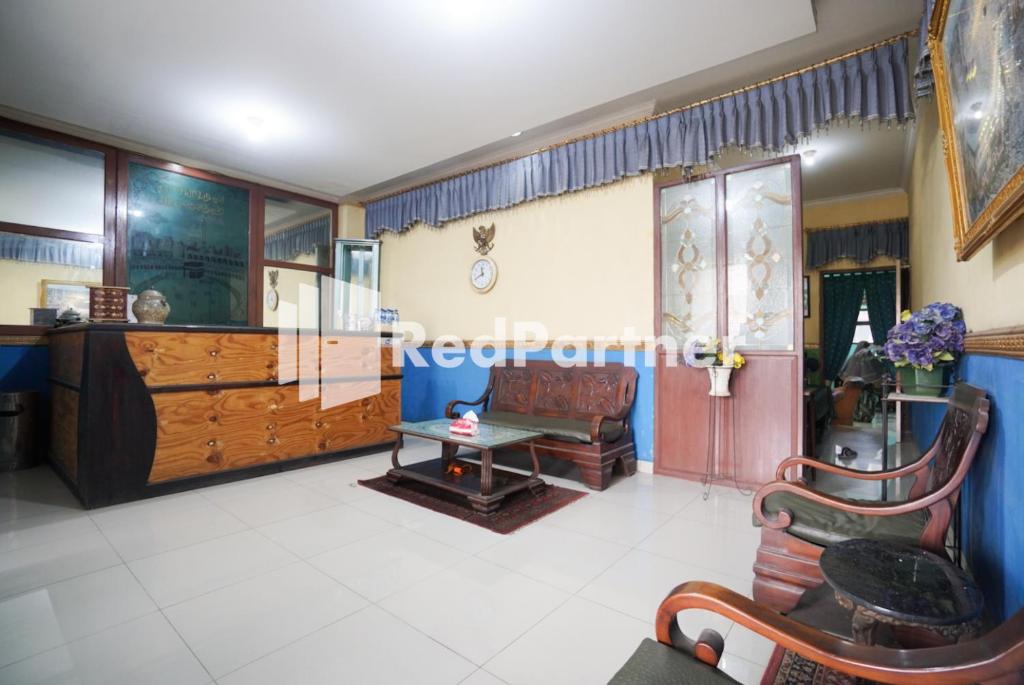 Posezení v ubytování Surabaya Jaya Hotel near Soekarno Hatta Airport Redpartner