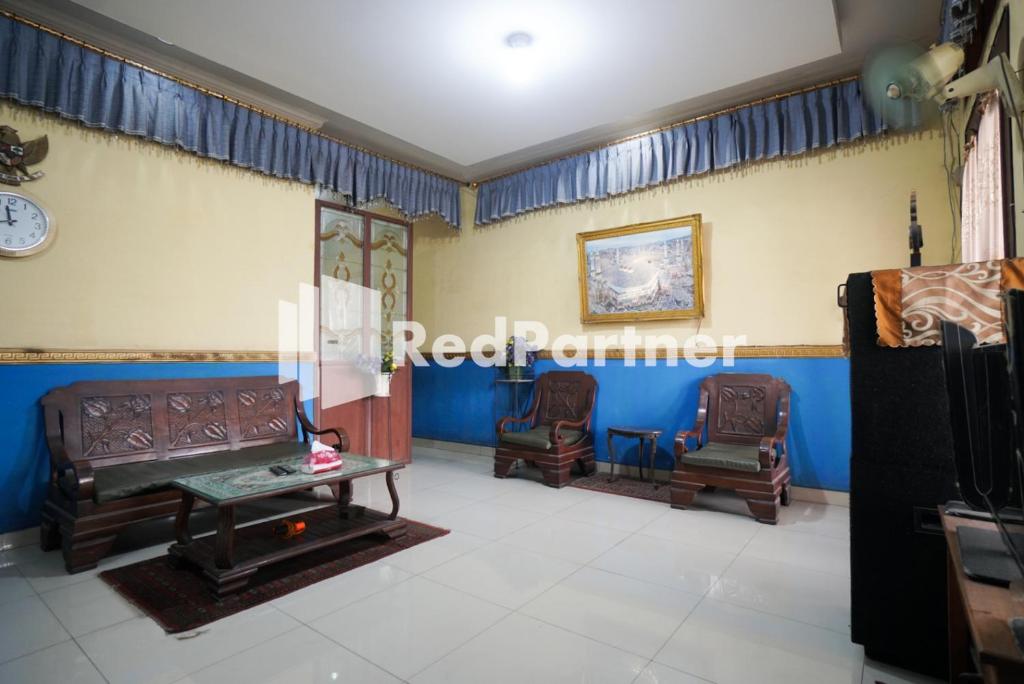 TV a/nebo společenská místnost v ubytování Surabaya Jaya Hotel near Soekarno Hatta Airport Redpartner