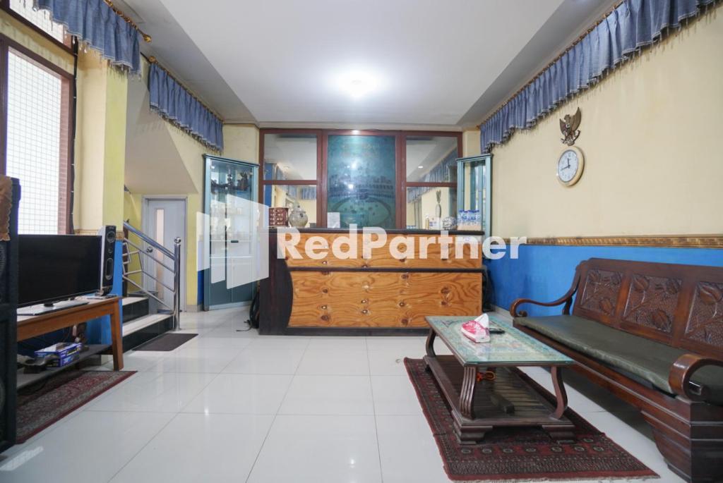TV a/nebo společenská místnost v ubytování Surabaya Jaya Hotel near Soekarno Hatta Airport Redpartner