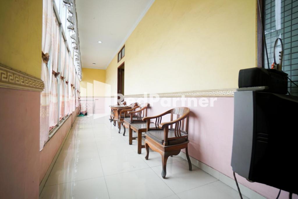 Posezení v ubytování Surabaya Jaya Hotel near Soekarno Hatta Airport Redpartner