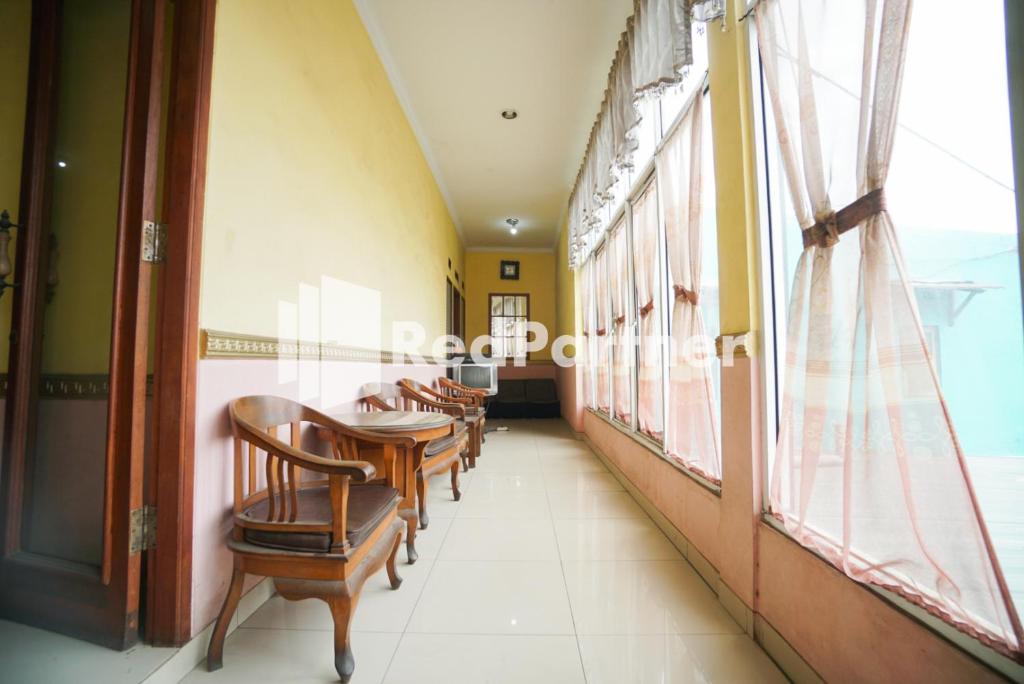 Posezení v ubytování Surabaya Jaya Hotel near Soekarno Hatta Airport Redpartner