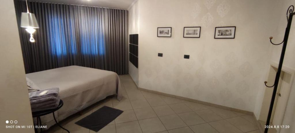 a bedroom with a bed and two pictures on the wall at A melhor acomodação entre Pinhais e Curitiba - quarto para até O4 pessoas em casa com garagem in Curitiba