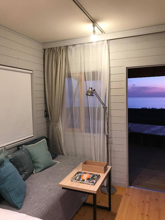 Postel nebo postele na pokoji v ubytování 絶景シーサイドナハマ-BBQとサウナ-海まで徒歩60秒w