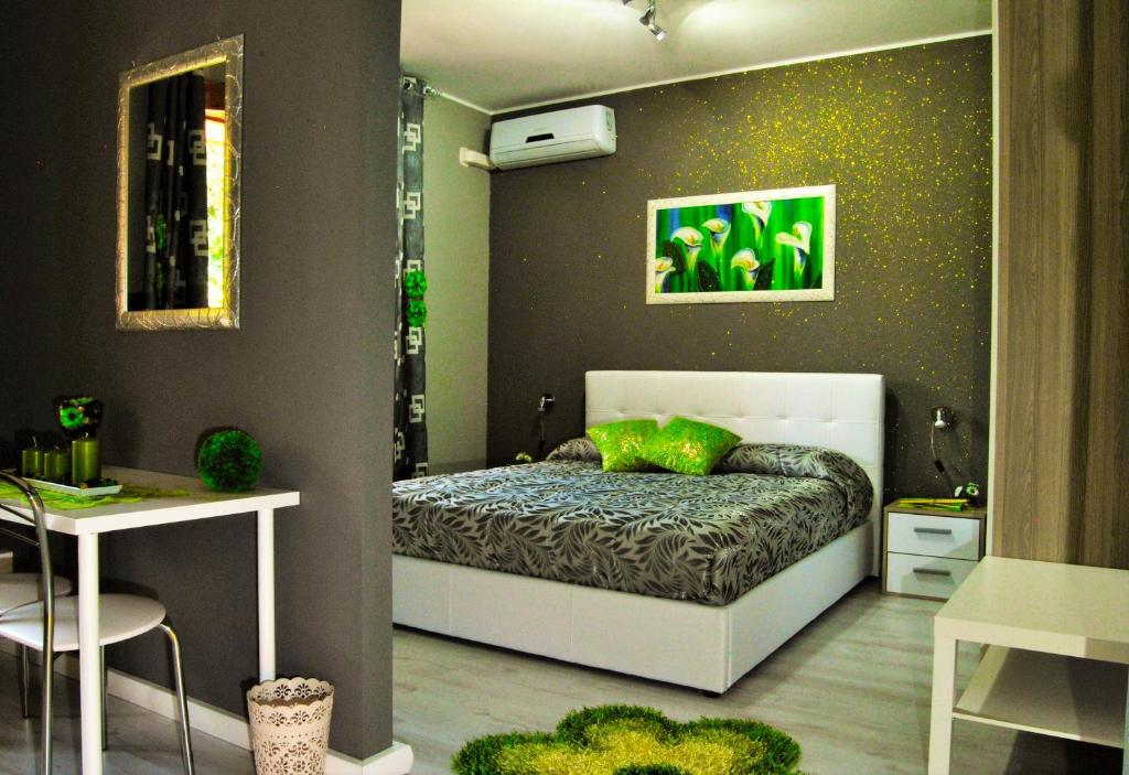 ザッフェラーナ・エトネーアにあるEtna En Vieのベッドルーム1室(緑の枕が付いたベッド1台付)