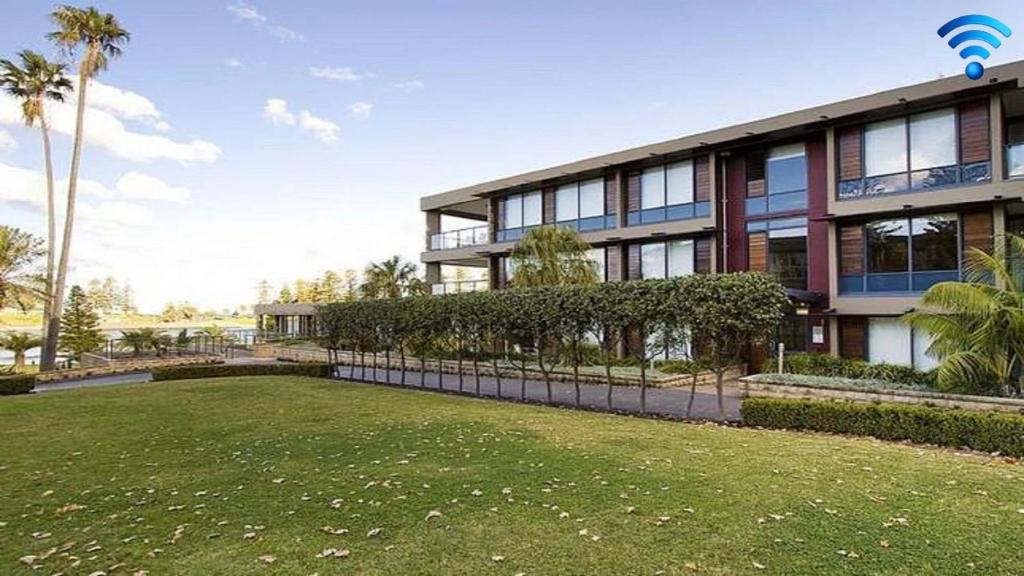 凯阿玛Harbourside Views 503 Sebel Kiama的一座前面有草坪的大楼
