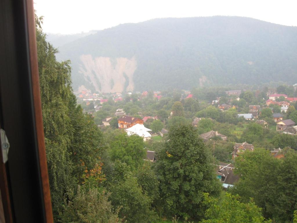 Pemandangan gunung umum atau pemandangan gunung yang diambil dari rumah tamu ini