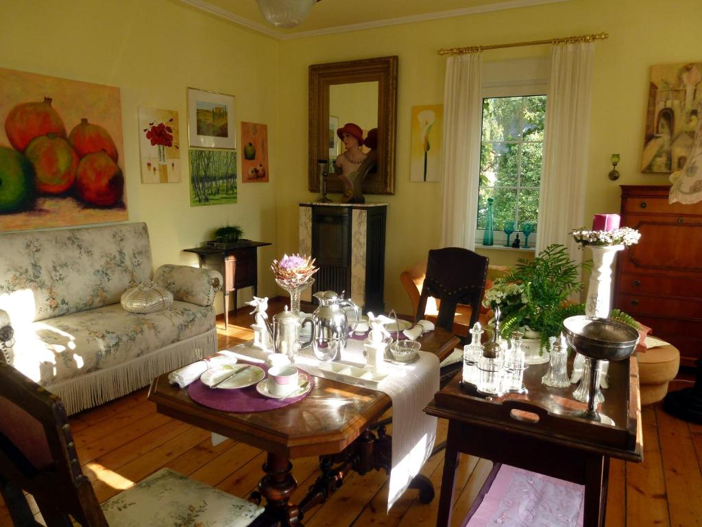 Un restaurante o sitio para comer en Romantikzimmer im Antiquariat