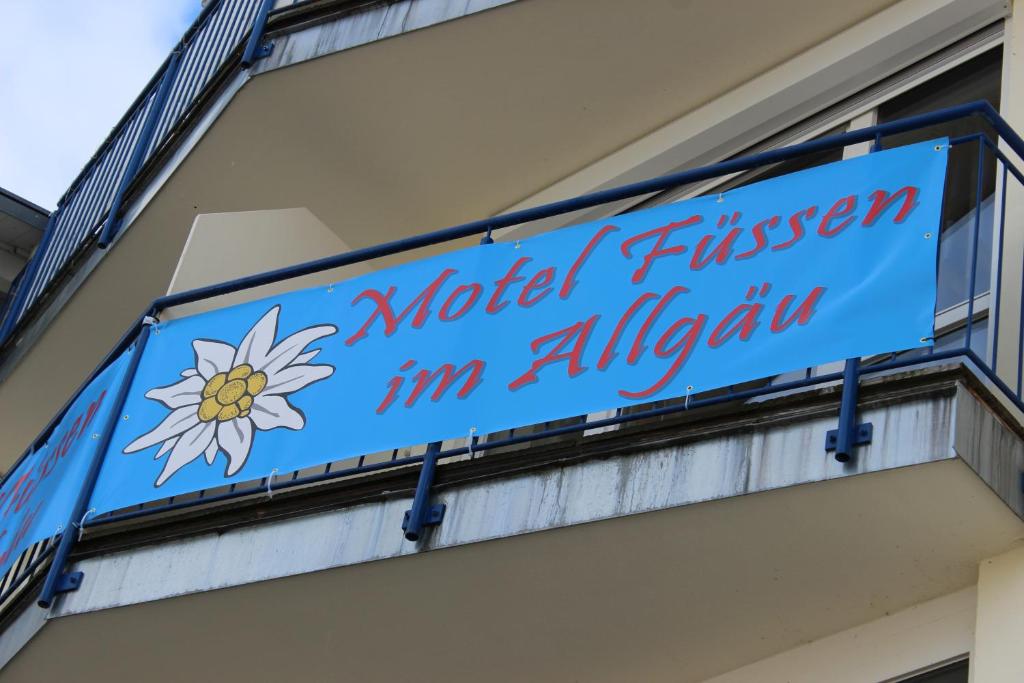 ein Zeichen für ein Weltfestival in Algerien auf einem Gebäude in der Unterkunft Motel Füssen im Allgäu in Füssen