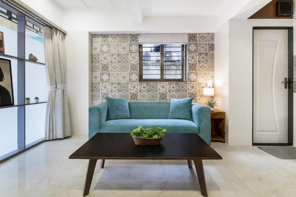 Un lugar para sentarse en Dido 1BHK Bandra W by The Bombay Home Company
