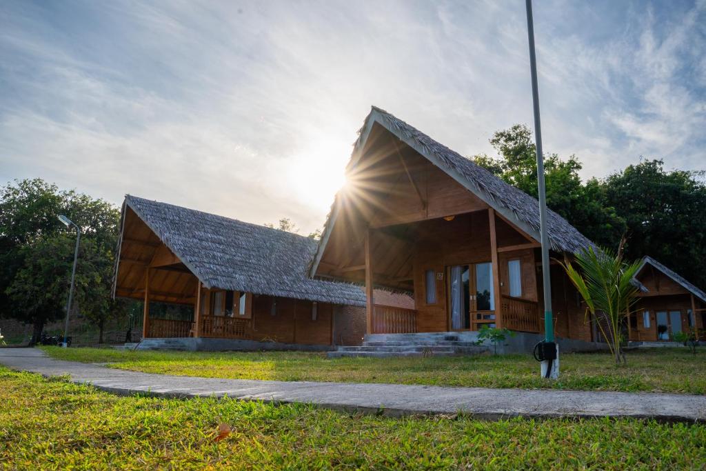ein Holzhaus mit Mansarddach in der Unterkunft Sofanda Resort & Dive in Nangamiro