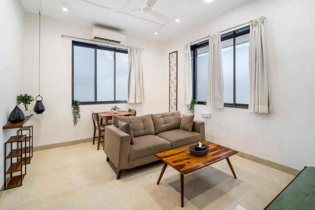 Posezení v ubytování Earthy 1BHK Bandra W by The Bombay Home Company