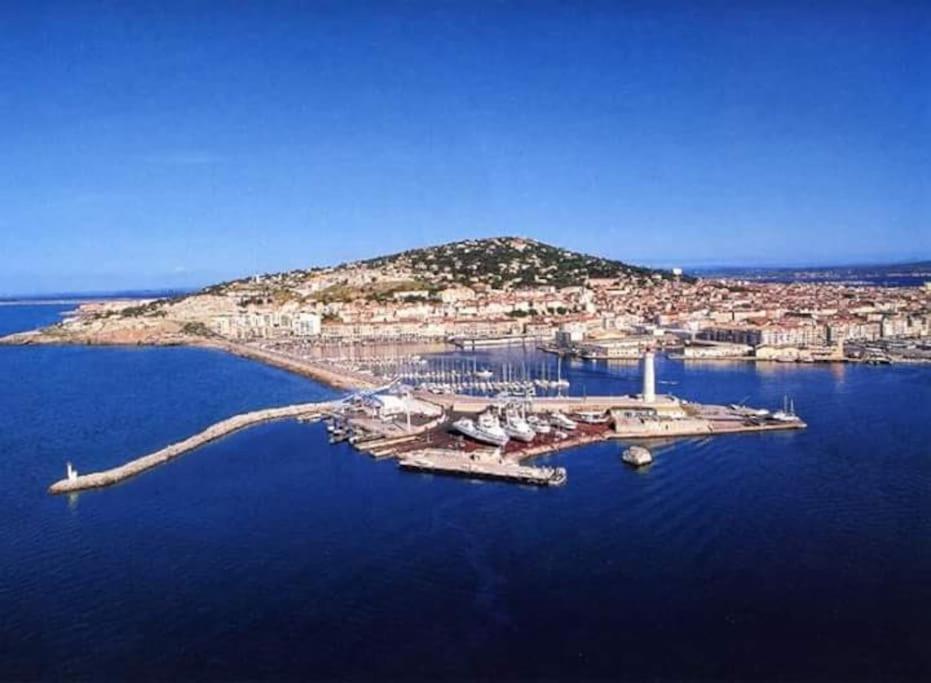 une île au milieu d'une masse d'eau dans l'établissement Charmant 2 pièces climatisé à 50m de la plage, à Sète