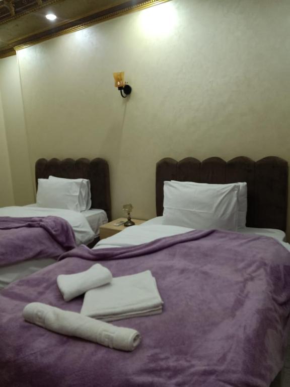 Postel nebo postele na pokoji v ubytování Pyramid View inn GH