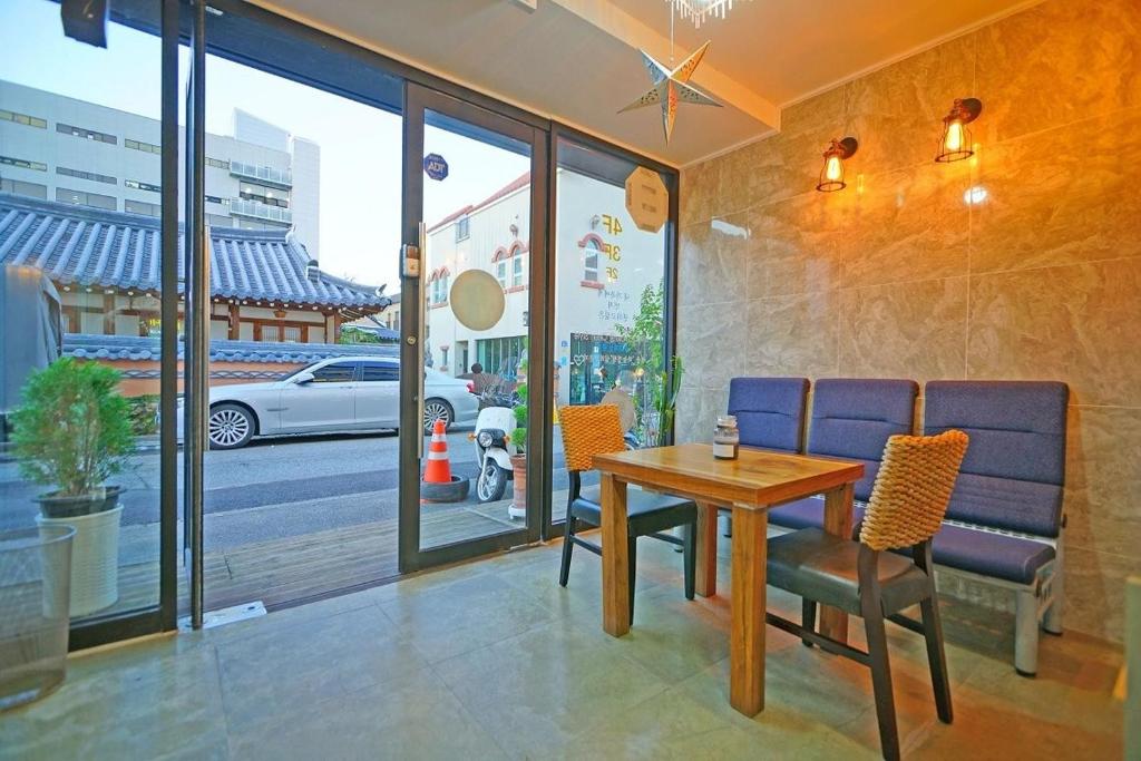 Posezení v ubytování Jeonju Hanok Maeul Pungkyeong Guest and Hotel