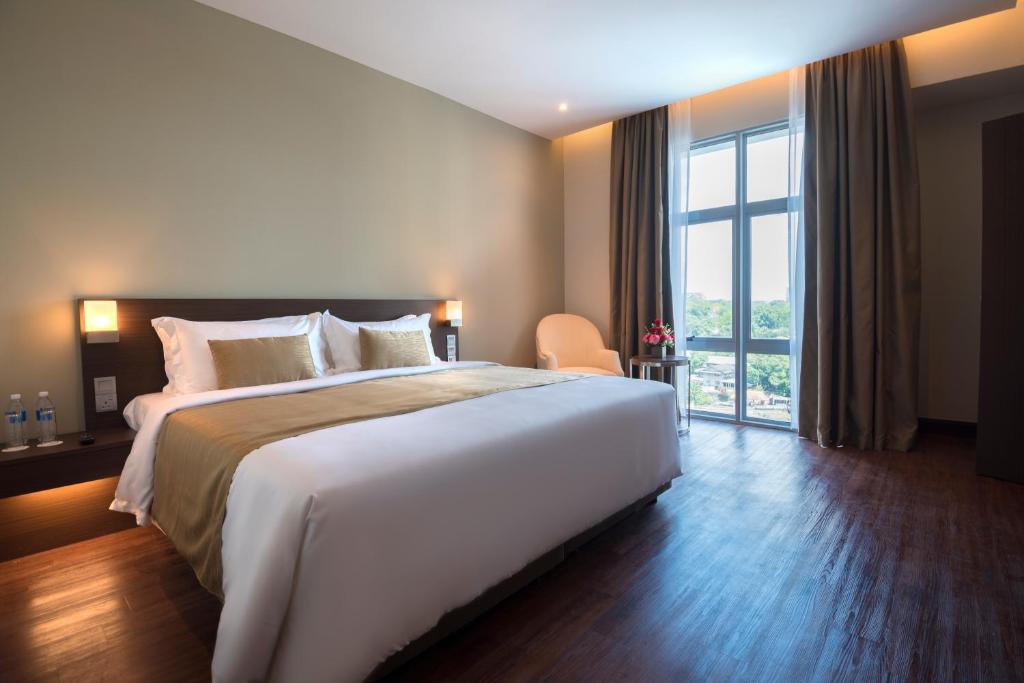 Postel nebo postele na pokoji v ubytování Astana Wing - Riverside Majestic Hotel