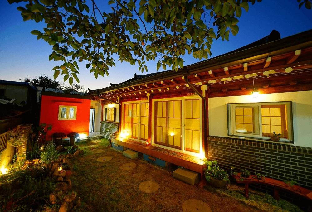 una casa con luces en el exterior en Jeonju Hanok Geugot Stay, en Jeonju