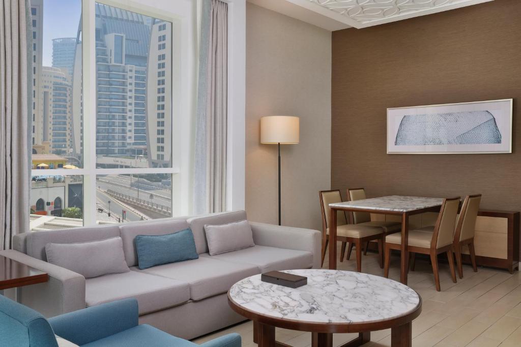 Posezení v ubytování DoubleTree by Hilton Dubai Jumeirah Beach