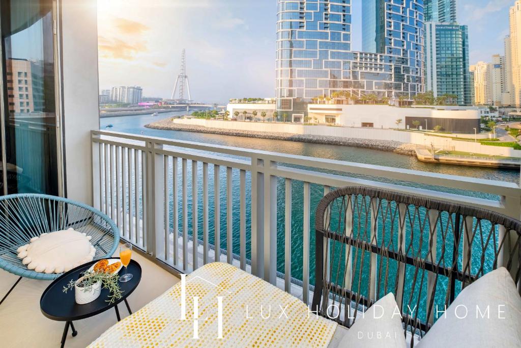 Fotografie z fotogalerie ubytování LUX 52 42 Deluxe Marina View Suite 2 v Dubaji
