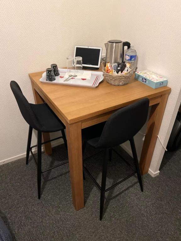 Příslušenství pro přípravu čaje a kávy v ubytování Chambre privée avec Clé