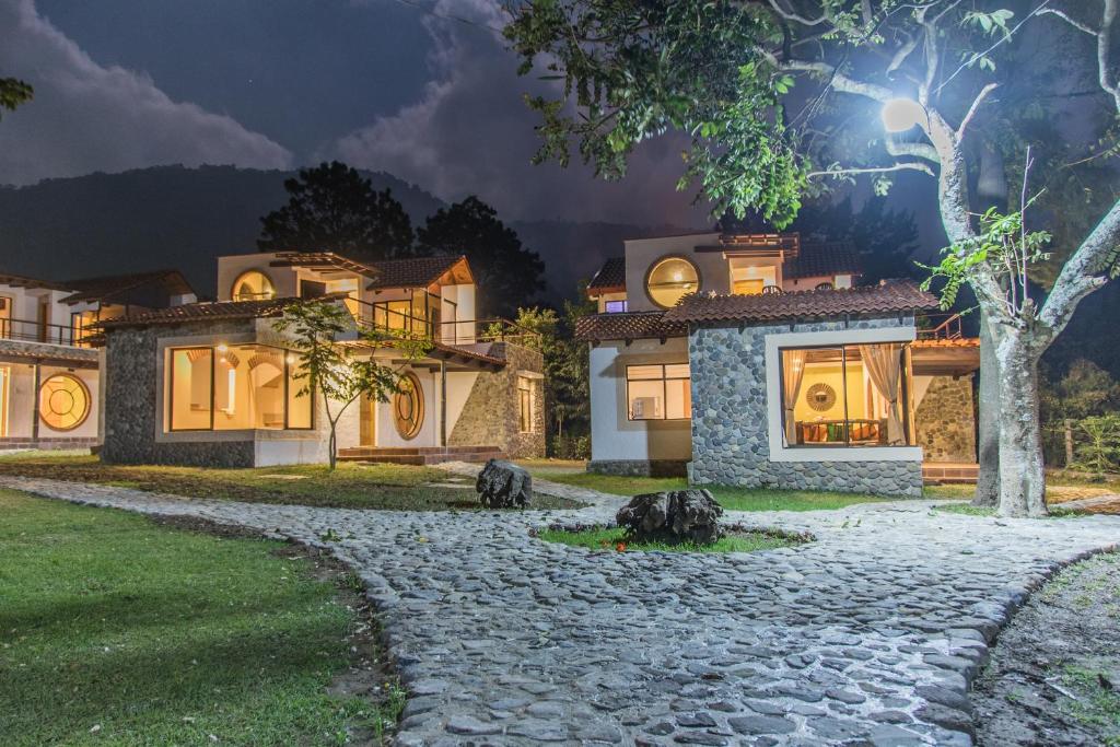 una casa por la noche con una entrada de piedra en VILLAS JUCANYA Super Higienizadas en Panajachel